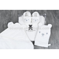 Baby White Bear Bad Geschenkset mit Kapuzenhandtuch, Waschlappen und Pantoffeln - Weiß, Gender Neutral Cute